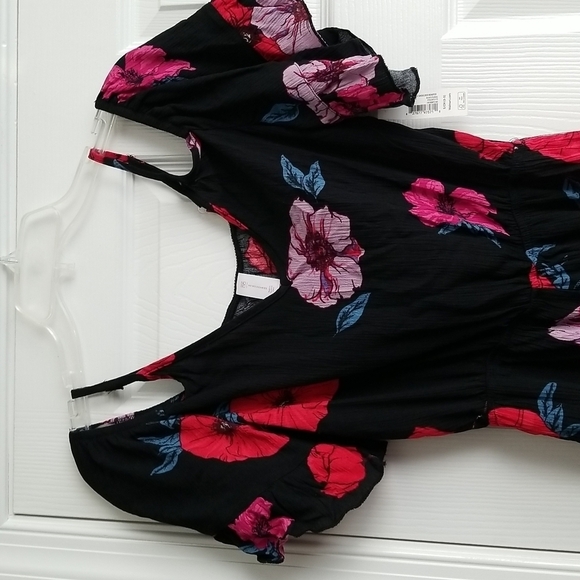 No Boundaries Women's Cold Shoulder Romper - Picture 4 of 12